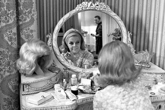 Svědectví mrtvých očí: Temné stíny pražské smetánky. Filmaři narazili na cenzuru i vlastní nedůslednost