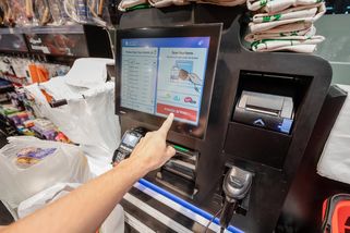 „Jsem zákazník, ne řidič košíku nebo prodavač!" Samoobslužné pokladny hýbou Českem, analýza 1000+ komentářů na Facebooku mluví jasně