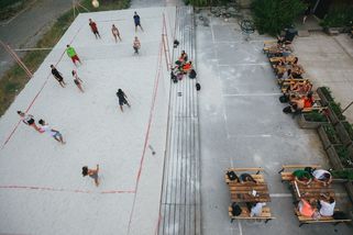 Neznámá místa Prahy: Z Karlínských kasáren je multifunkční místo plné zábavy - Médium.cz