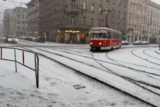 Pojďte, pojďte! Řidič autobusu uvízlého v centru Prahy povzbuzoval cestující, aby tlačili - Novinky
