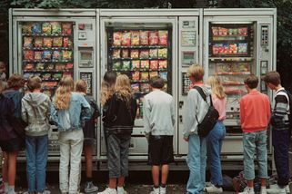 Automaty s ultrazpracovaným jídlem zaplavily Česko. Taky si rádi dopřejete instantní rakovinu?