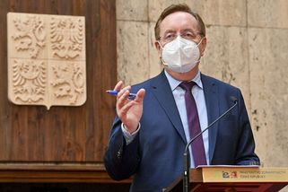 Arenberger: Nezlobte, jinak budou respirátory i v létě - Novinky
