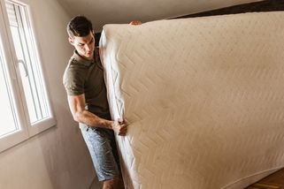 „Dělal jsem stěhováka 8 let a viděl jsem už asi vše,“ říká Petr: Od flekatých matrací po věci, které mají zůstat skryté