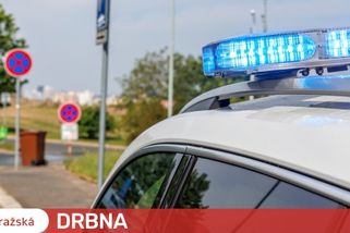 Špatně zaparkované auto blokovalo autobusy. Strážníci odtah nenařídili, překážka to prý nebyla