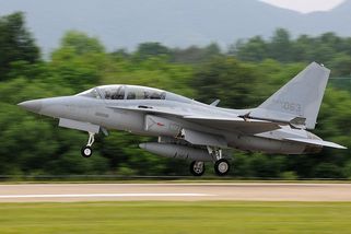 První jihokorejská stíhačka KAI FA-50 je menší a smrtonosnější než český Gripen, ve světě může zaujmout silné postavení