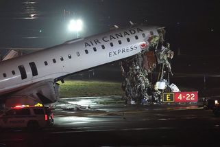 Letadlo se po přistání v New Yorku srazilo s hasičským vozem - Novinky