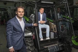 Dva Češi vyměnili obleky za elektrické nakladače. Teď s nimi dobývají svět