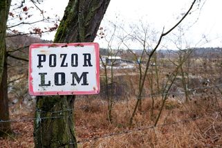 Lom se zřítí, obává se vesnice. Firma ho chce zpevnit milionem tun odpadu - Seznam Zprávy