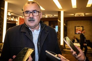 Anabáze kolem sněmovní cesty na sešlost zemí NATO nekončí. Žáček opět dostal stopku