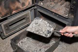 Tuhá zima donutila domácnosti opět zatopit v zakázaných kotlech. Topení tepelnými čerpadly a plynovými kotli bylo příliš drahé