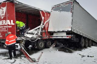 Dálnice D1 kvůli nehodám čtyři hodiny stála. Hustě sněžilo - Novinky
