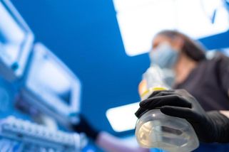 Studenti tvrdí, že si na pacientech v narkóze zkoušeli vyšetření konečníku. Co je nutná praxe a co etický problém