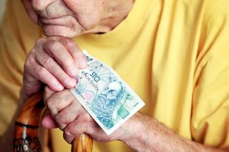 Důchodcům se už od ledna zvýší penze. Vzrostou o stovky korun