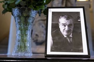 Na rozloučenou si Schwarzenberg přál koledu a československou hymnu - Novinky