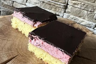 Řezy MROŽ na plechu: Neodolatelná kombinace jahodového krému a křupavé čokolády