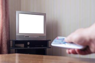 Senioři nemusí platit poplatky za rozhlas a televizi. Musí však splnit předem danou podmínku - Médium.cz