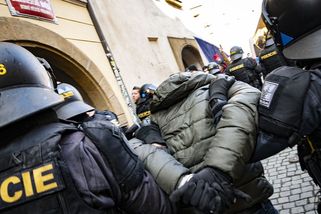 Policista ze zásahu na fakultě neodešel dobrovolně, jak tvrdil. Byl vyhozen - Seznam Zprávy