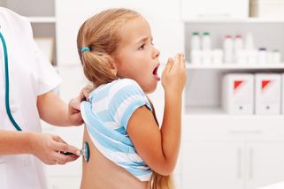 Černý kašel má první dětskou oběť, měsíčního kojence. Co o nemoci víme, co říkají lékaři o očkování - Proženy.cz