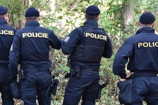 Policie pátrá po jedné ženě a devíti mužích z Bruntálska. Neviděli jste je