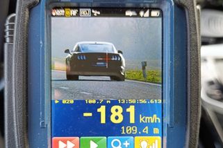 Řidiči mustangu naměřili policisté na devadesátce rychlost 181 km/hod. Na místě přišel o řidičák