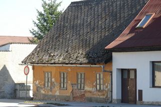 Mnoho Čechů má na střeše toxickou krytinu. Závažným onemocněním ohrožují i své sousedy