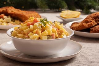 Bramborový salát s majonézou podle ČSN: Dokážete si představit Vánoce bez salátu?