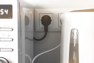 Kutil ukázal, jak v domácnosti jednou provždy vyřešit změť kabelů. Řešení je super snadné a po čertech praktické