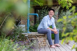 Člověk má na zahradě žít. Ne trpět pocitem, že pořád musí něco dělat, říká Leffler