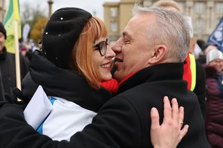 Rudá šála Středuly, Špidla ve zmijovce i vulgární transparent. Protesty obrazem - Seznam Zprávy