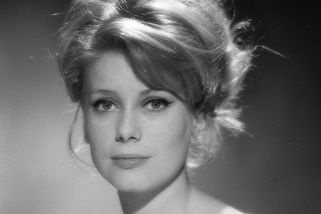 Catherine Deneuve: Ikona francouzské a světové kinematografie se stala vzácným symbolem Francie - Médium.cz