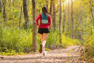 Virální trend, který konečně dává smysl? Lidé běhají se smetanou na zádech a stloukávají si máslo