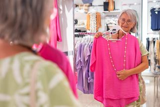 Hnusná módní chyba českých seniorek. Opakují jí už od 80. let a vypadají starší aniž by o tom věděly | Extrainspirace.cz