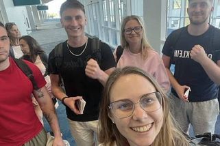 Krize Blízkého východu zdržela návrat. Parta z Kolínska platí desetitisíce navíc