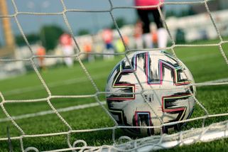 Tragédie. Fotbalista zemřel na hřišti při zápase, roli měl sehrát zvláštní rituál - Sport.cz