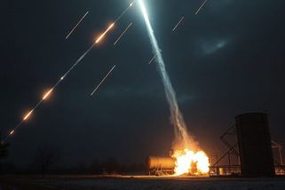 Video: Vypadalo to jako padající meteority. Orešnik zasáhl ukrajinské zásobníky plynu