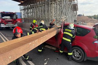 Hrozivě vypadající nehoda na rozestavěné D7, na projíždějící auto tam spadla traverza - Zdopravy.cz