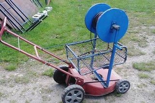 Kutil vyrobil mobilní naviják na elektrický kabel. Ze staré sekačky a trubky