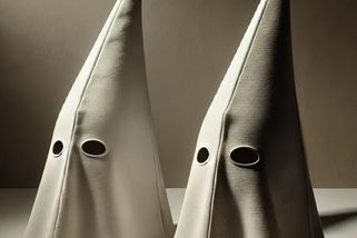 Kluci přišli na školní maškarní za Ku-klux-klan a teď je šetří policie. Jaký kostým už je za hranou? - Médium.cz