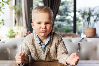 Začalo to v restauracích, teď řádí v marketech. Kam až dojde rodičovská lhostejnost - Médium.cz