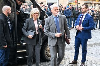 Eva Pavlová vsadila na eleganci. V decentním kostýmku ladila s prezidentem