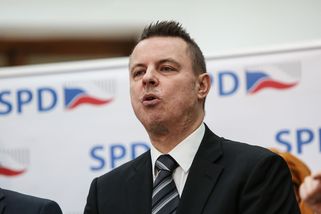 Servilní figurka. Rajchl zaútočil na novinářku kvů...