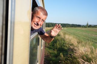 Vláda dětem: Zakážeme sociální sítě a sebereme peníze na kroužky