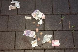 Na chodníku v Brně se válely desítky tisíc - Novinky