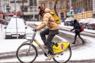 FOTO: Sníh se nevzdává. Zasypaná Praha i komplikace po celé republice - Novinky