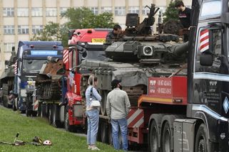 Na pražské Letné už stojí zneškodněná ruská vojenská technika