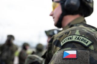Vedlejší efekt války na Ukrajině. Mladé Čechy rekordně láká armáda - Seznam Zprávy
