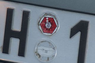 Červená nálepka na SPZ končí. Platnost technické ověříte v aplikaci, radí expert