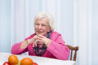 Módní chyba českých seniorek. Dělá ji skoro každá a přidává si tím i 10 let v obličeji