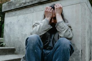 Bezdomovec mě požádal, abych mu koupil pivo. Nabídnul jsem, že koupím chleba. Poslal mě do háje - Médium.cz