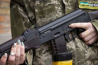 Češi by měli mít možnost jít bojovat na Ukrajinu, navrhují politici. Hrad mlčí - Novinky